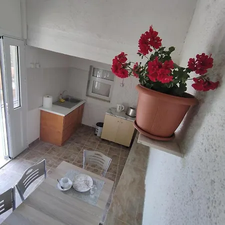 House Theofilos * Paramónasz